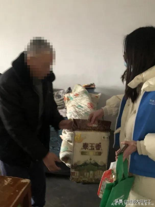 紅(hóng)光關愛援助站開展“寒冬送溫暖,美好幸福城”活動